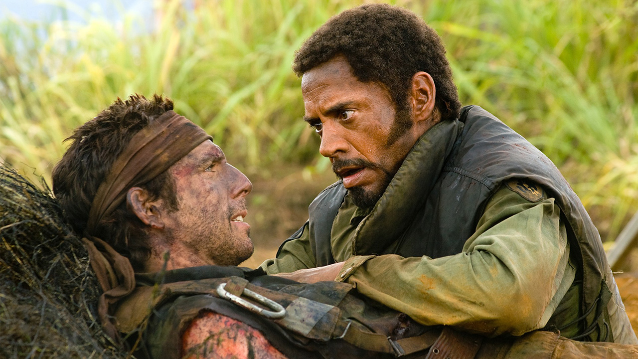 Robert Downey Jr. segurando Ben Stiller em uma cena de Tropic Thunder.