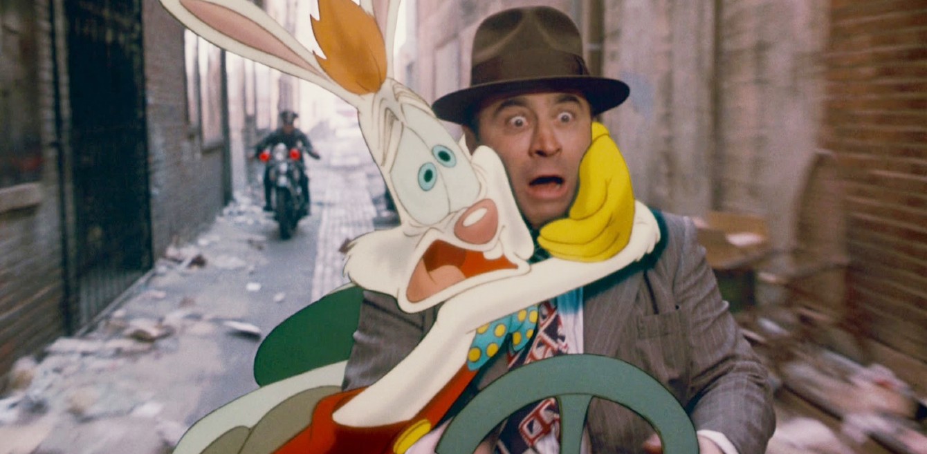 Um coelho de desenho animado abraça um homem humano em Uma Cilada para Roger Rabbit.