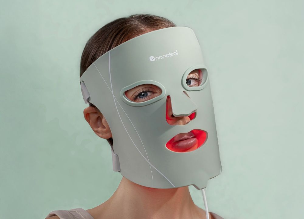 Una persona que lleva la mascarilla facial Nanoleaf.