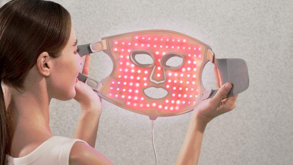 Una persona sosteniendo la mascarilla facial de terapia de luz Nanoleaf