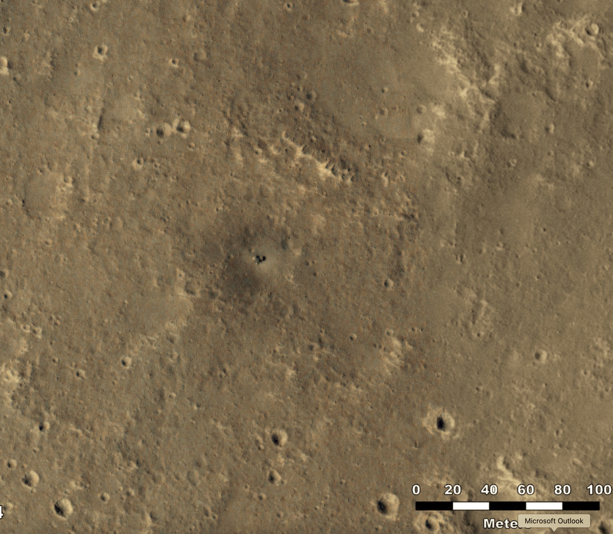 In der Mitte dieses Bildes ist der ausgemusterte InSight-Marslander der NASA zu sehen, der am 23. Oktober 2024 vom Mars Reconnaissance Orbiter der Agentur mit seiner High-Resolution Imagine Science Experiment (HiRISE)-Kamera aufgenommen wurde.