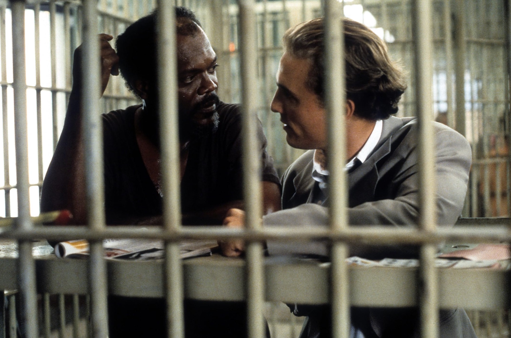 Matthew McConaughey parle à Samuel L. Jackson dans une cellule de prison dans A Time to Kill.