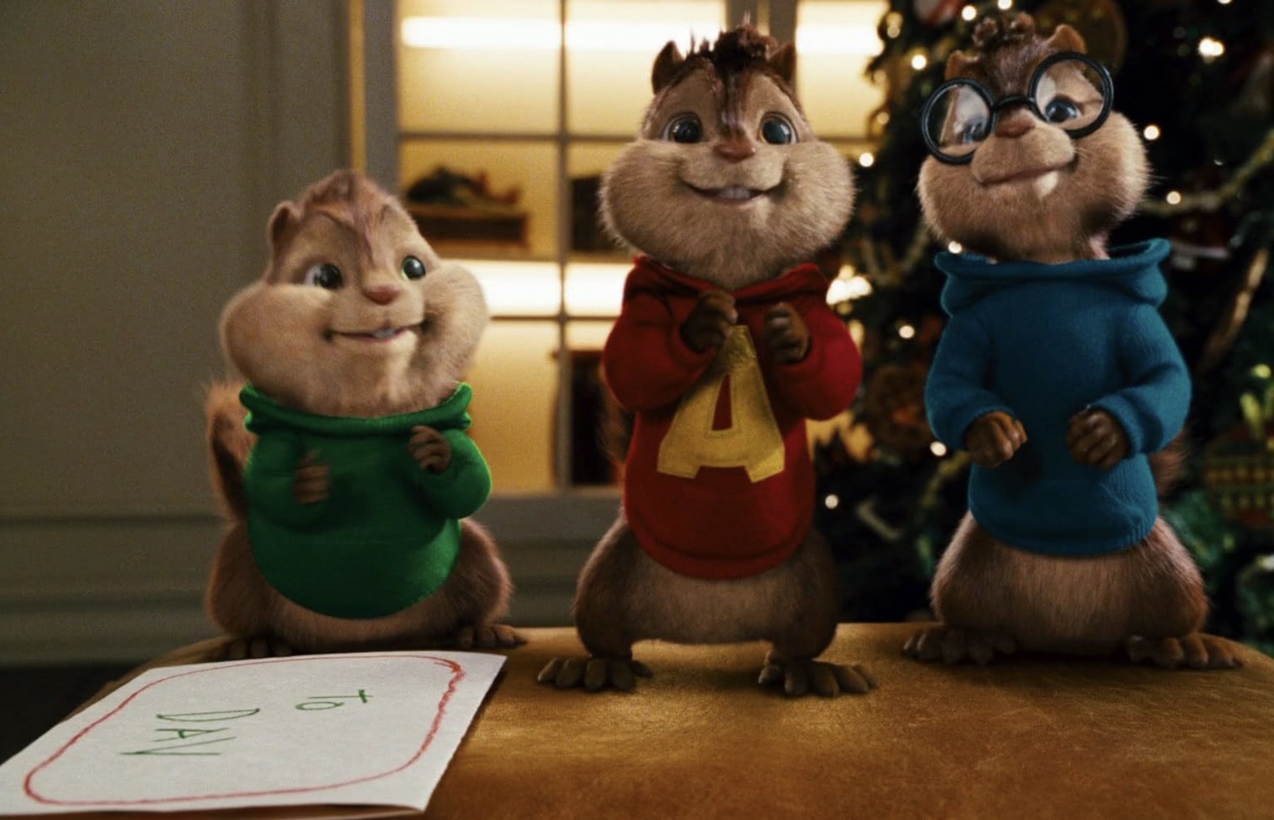 Alvin et les Chipmunks se lèvent et sourient.