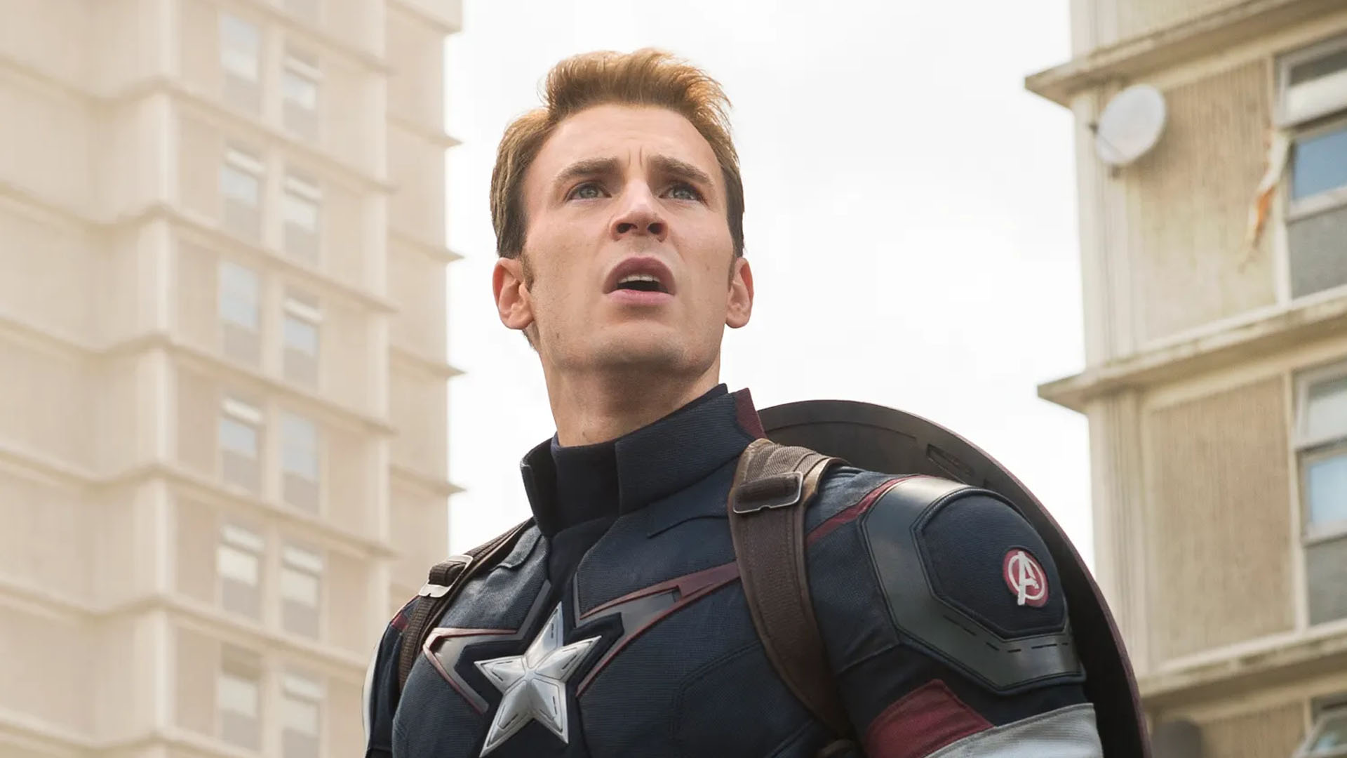 Chris Evans regarde héroïquement au loin dans une photo du film The Avengers.