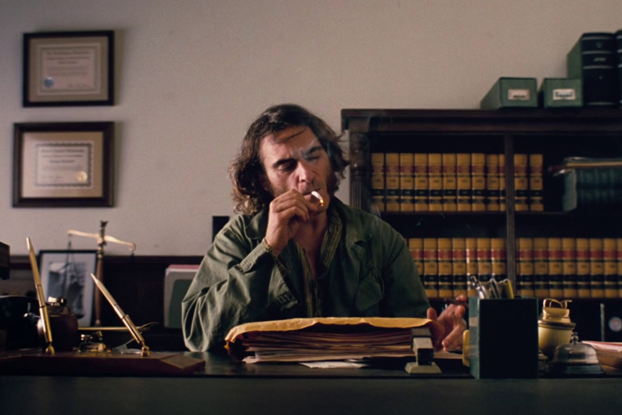 Док курит в офисе в Inherent Vice.