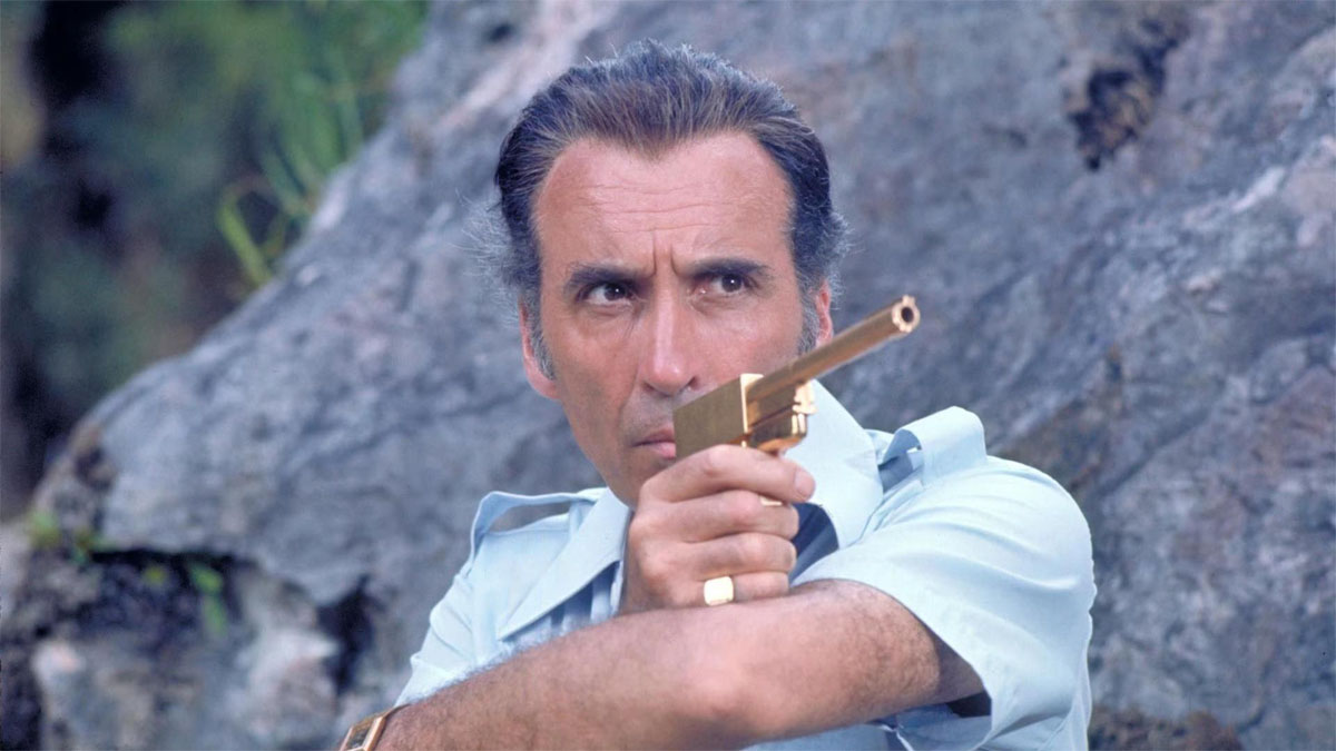 Christopher Lee em O Homem da Pistola de Ouro.