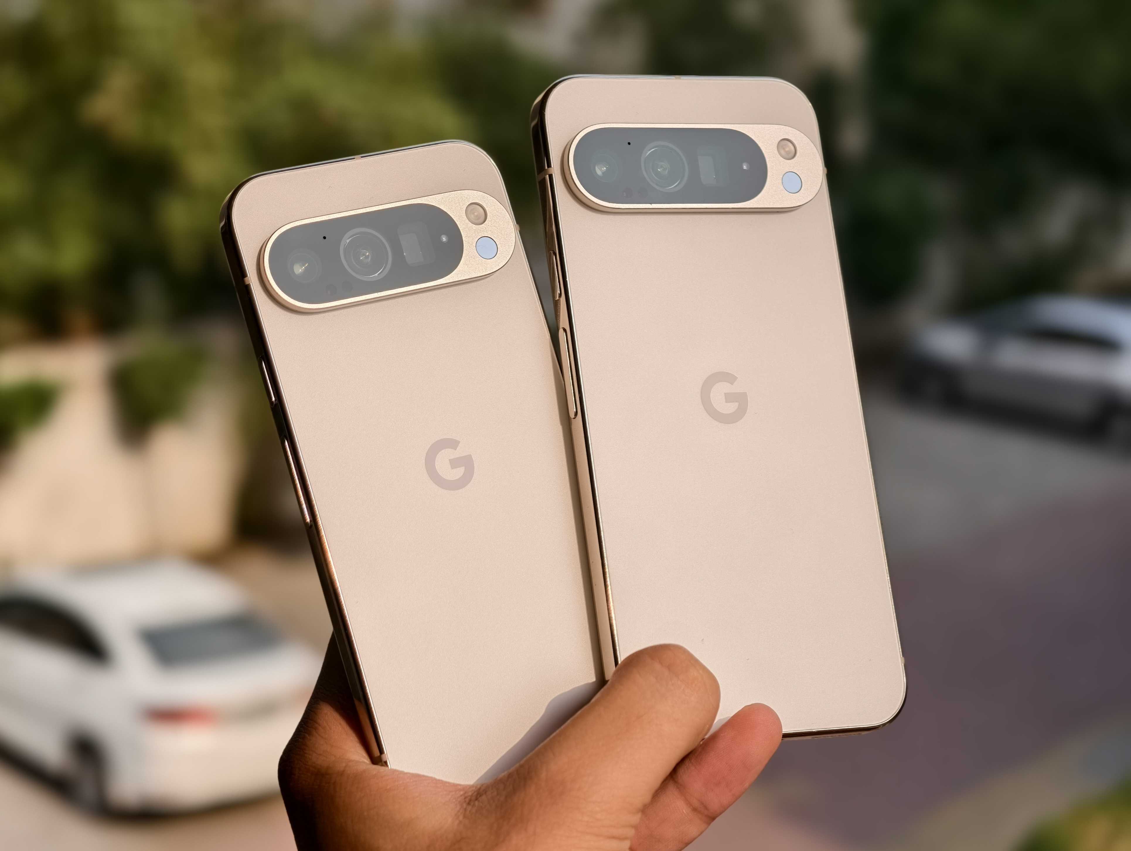 Google Pixel 9 Pro und Pixel 9 Pro XL in der Hand.