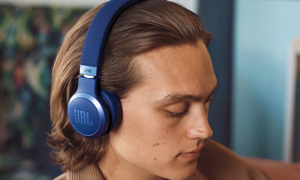 A mean wearing the JBL Live 670NC wireless headphones.