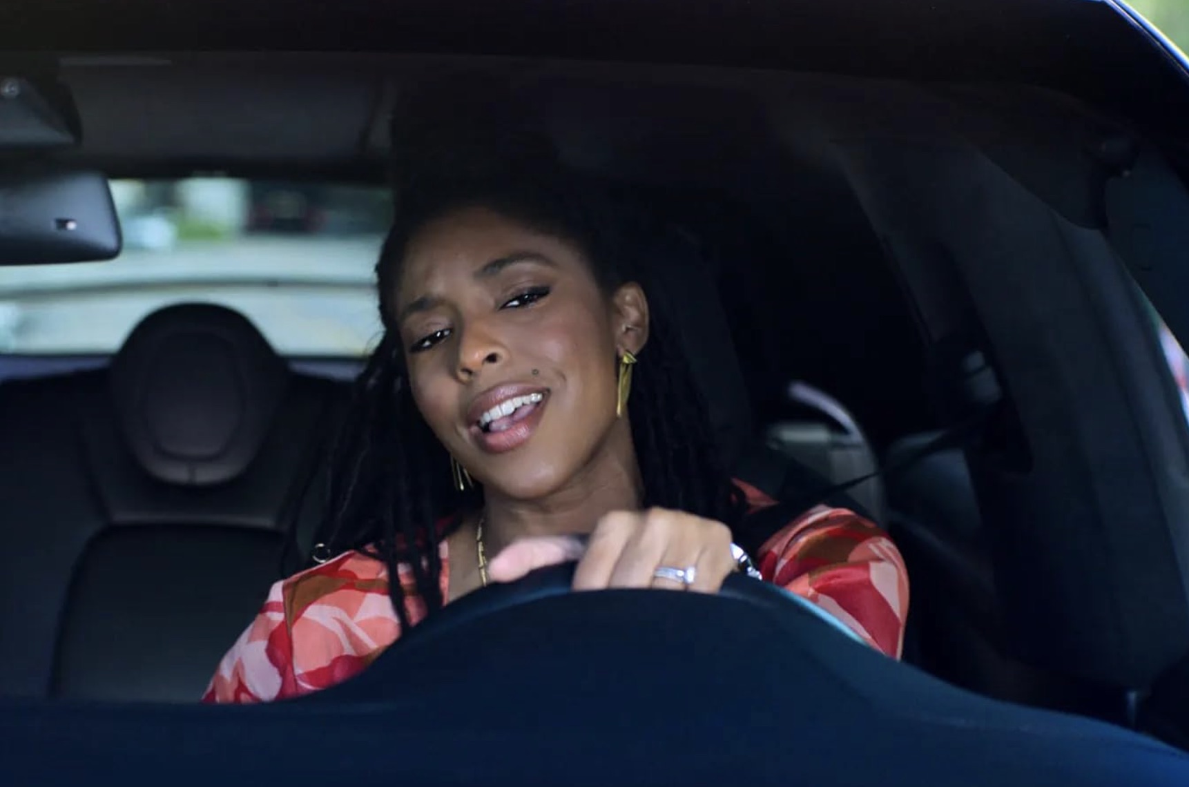 Jessica Williams sentada al volante de un coche en Shrinking.