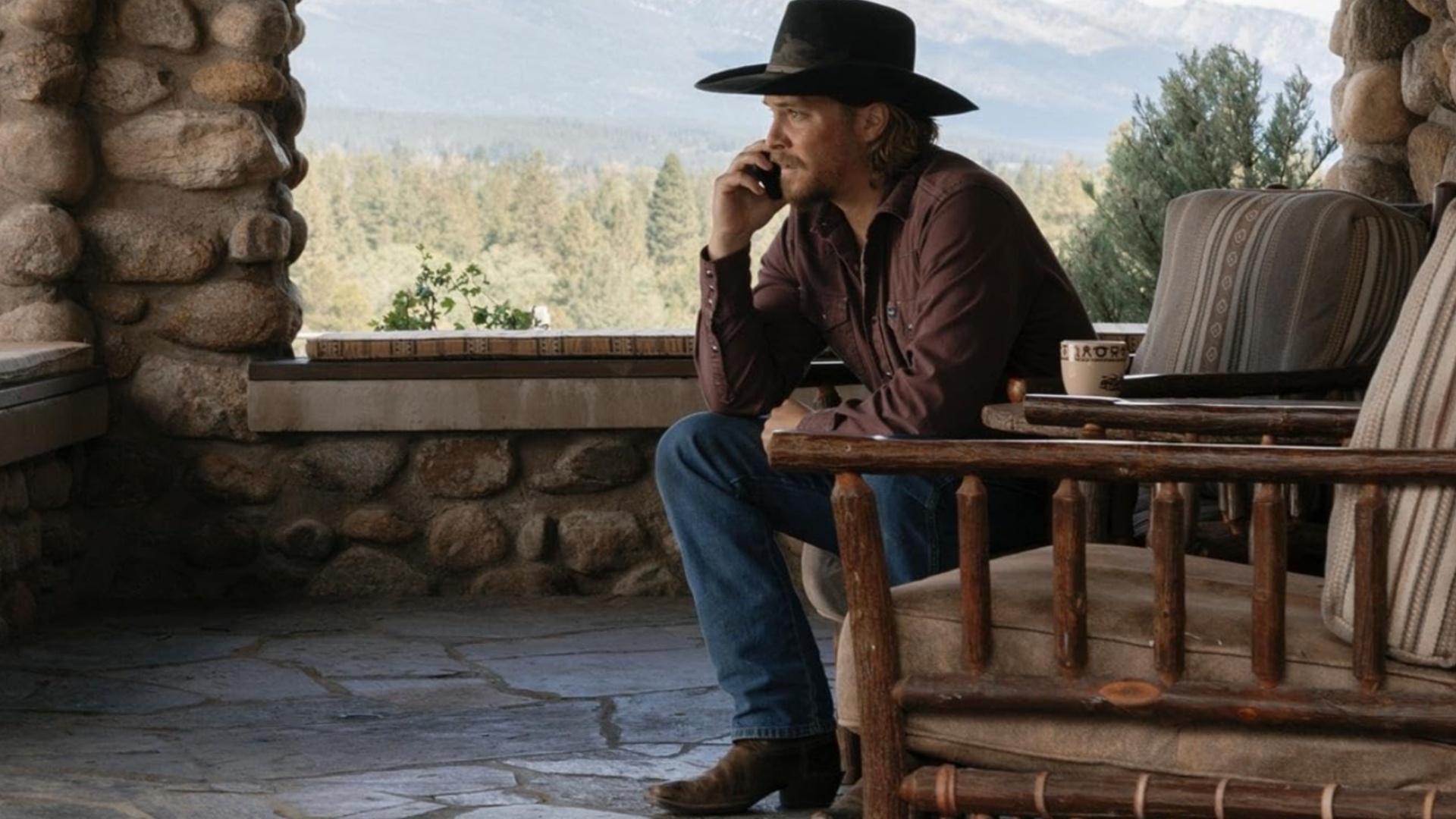 Kayce segura um telefone perto do ouvido em Yellowstone.