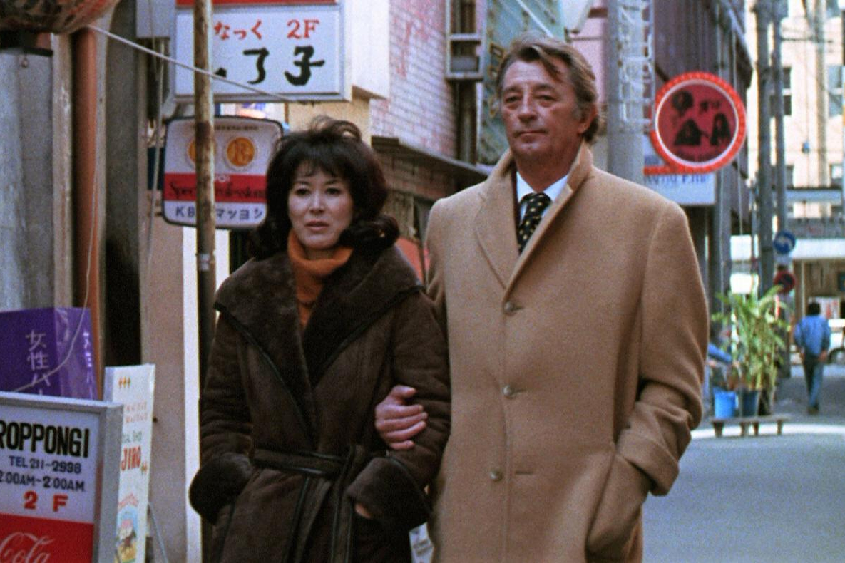 Keiko Kishi e Robert Mitchum caminham juntos na Yakuza.