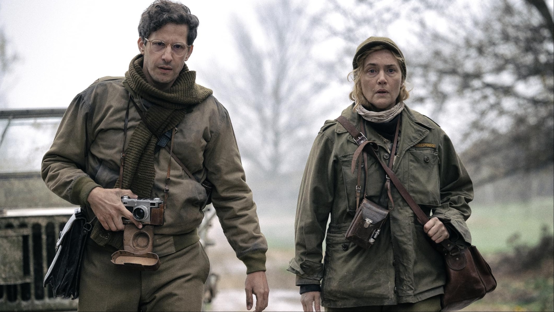 Deux soldats marchant côte à côte à Lee.