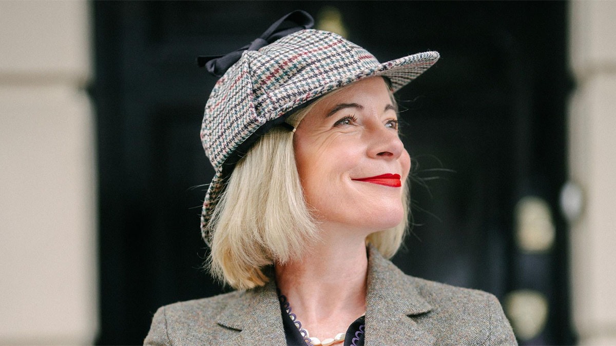 Lucy Worsley prend la pose dans Holmes vs Doyle de Lucy Worsley.