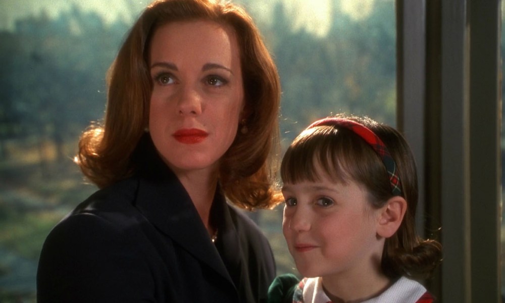 Elizabeth Perkins and Mara Wilson in Miracle on 34th Street.