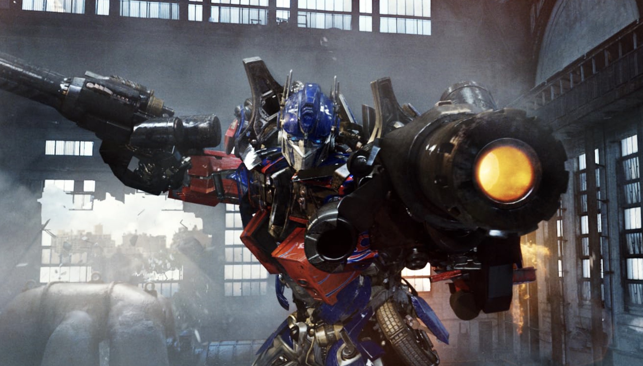 Optimus Prime se prepara para disparar sua arma em Transformers: Revenge of the Fallen.