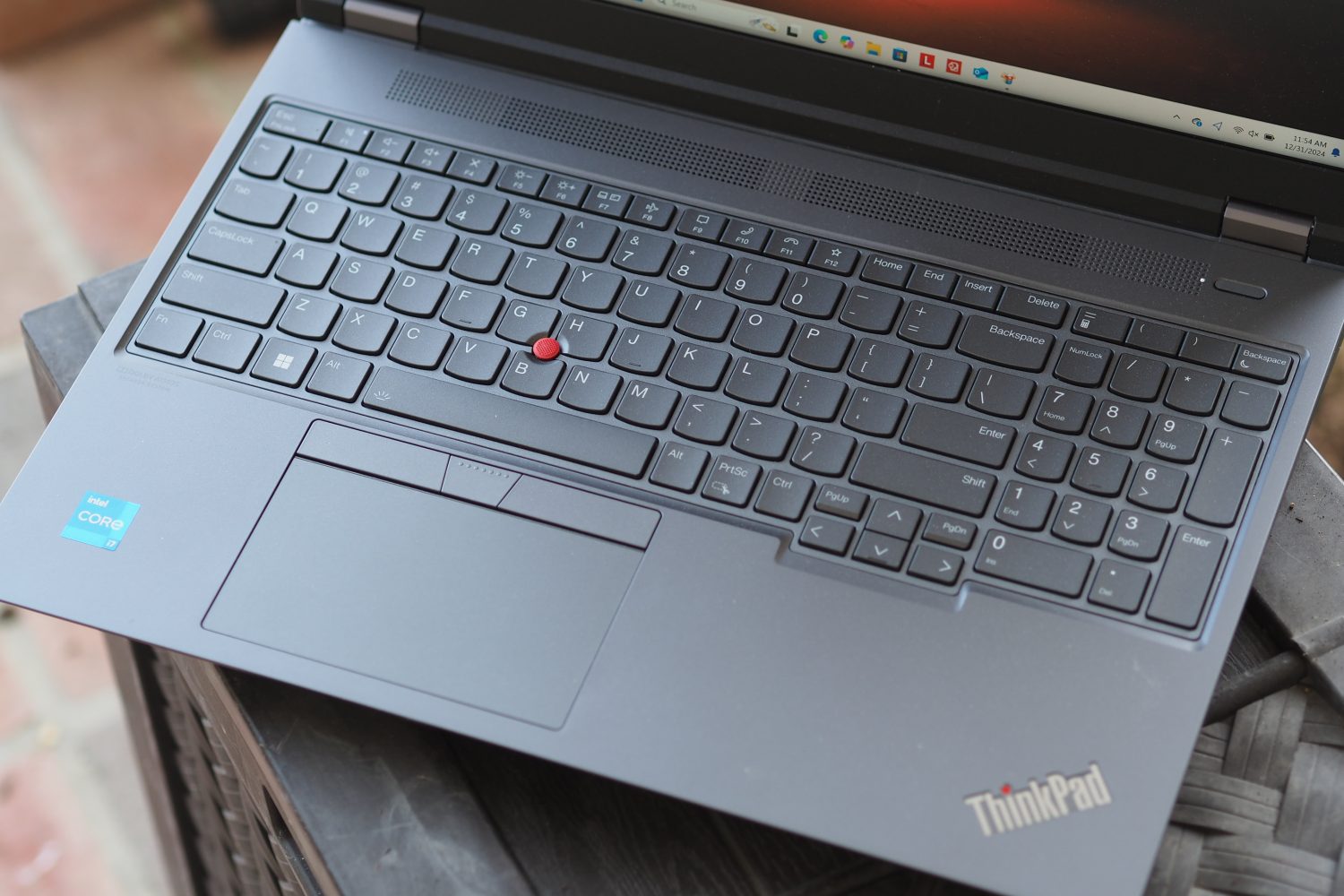 Vue de haut en bas du Lenovo ThinkPad P16 Gen 2 montrant le clavier.