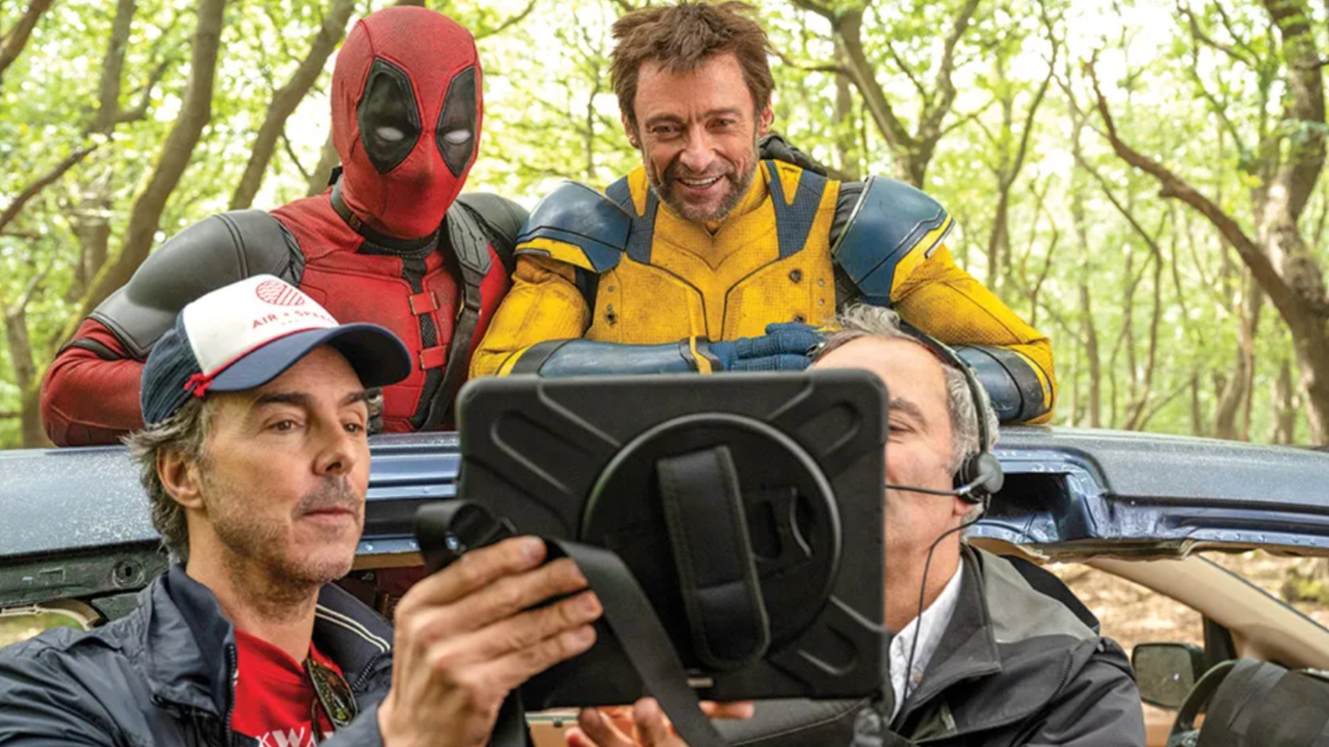 Deadpool et Wolverine regardent un moniteur depuis une voiture sur le tournage de "Deadpool & Wolverine".