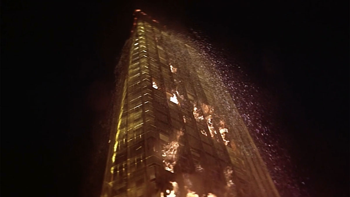 A Torre de Vidro queima em The Towering Inferno.