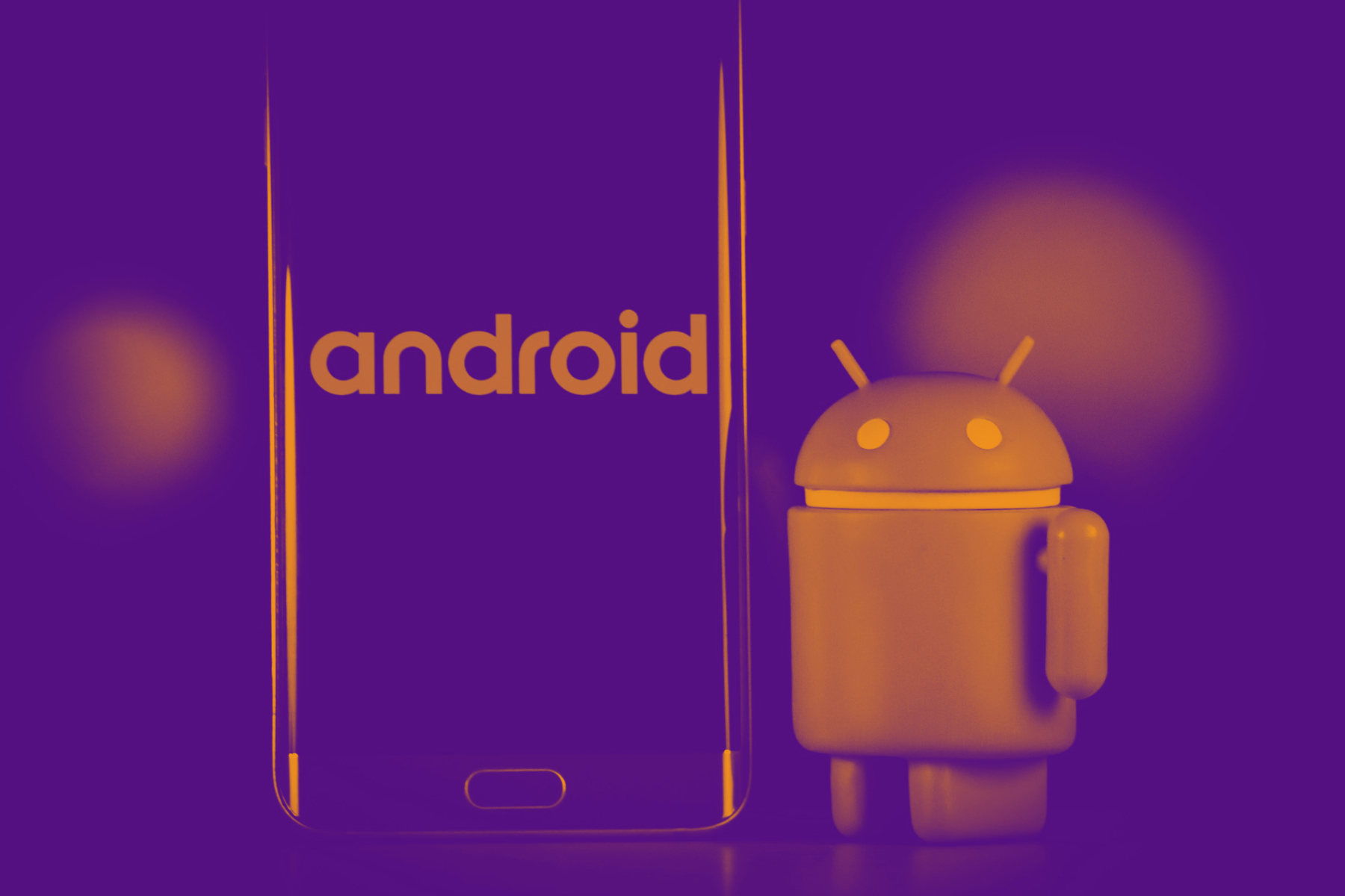 Mascote oficial do Android e tela inicial em um telefone.