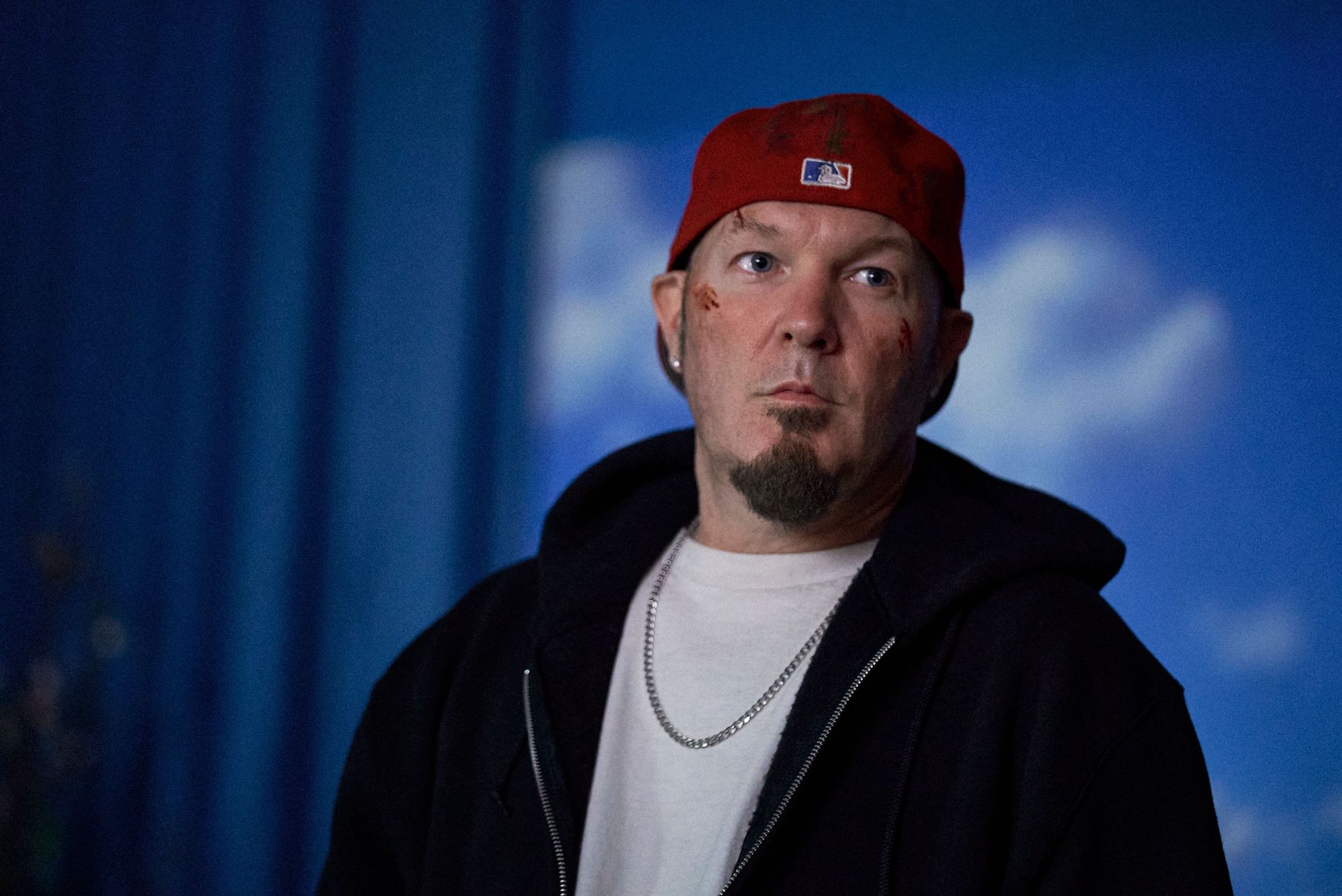 Fred Durst se levanta e olha para o Y2K.