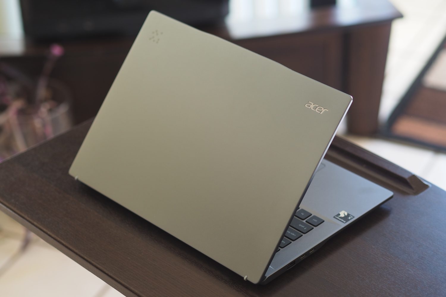 Vista traseira do Acer Swift Go 14 AI mostrando tampa e logotipo.