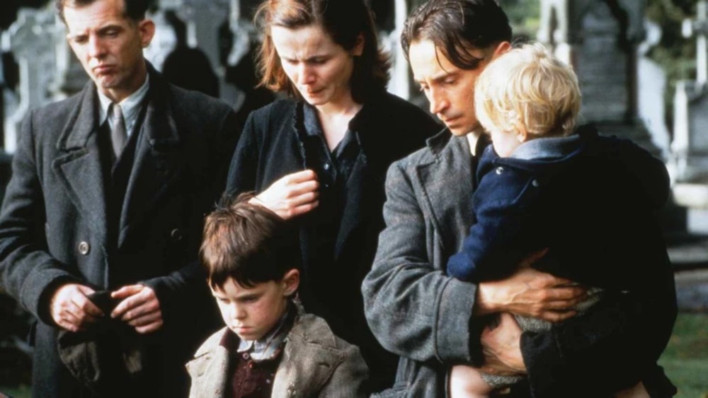 Una familia mira hacia abajo en Angela's Ashes.