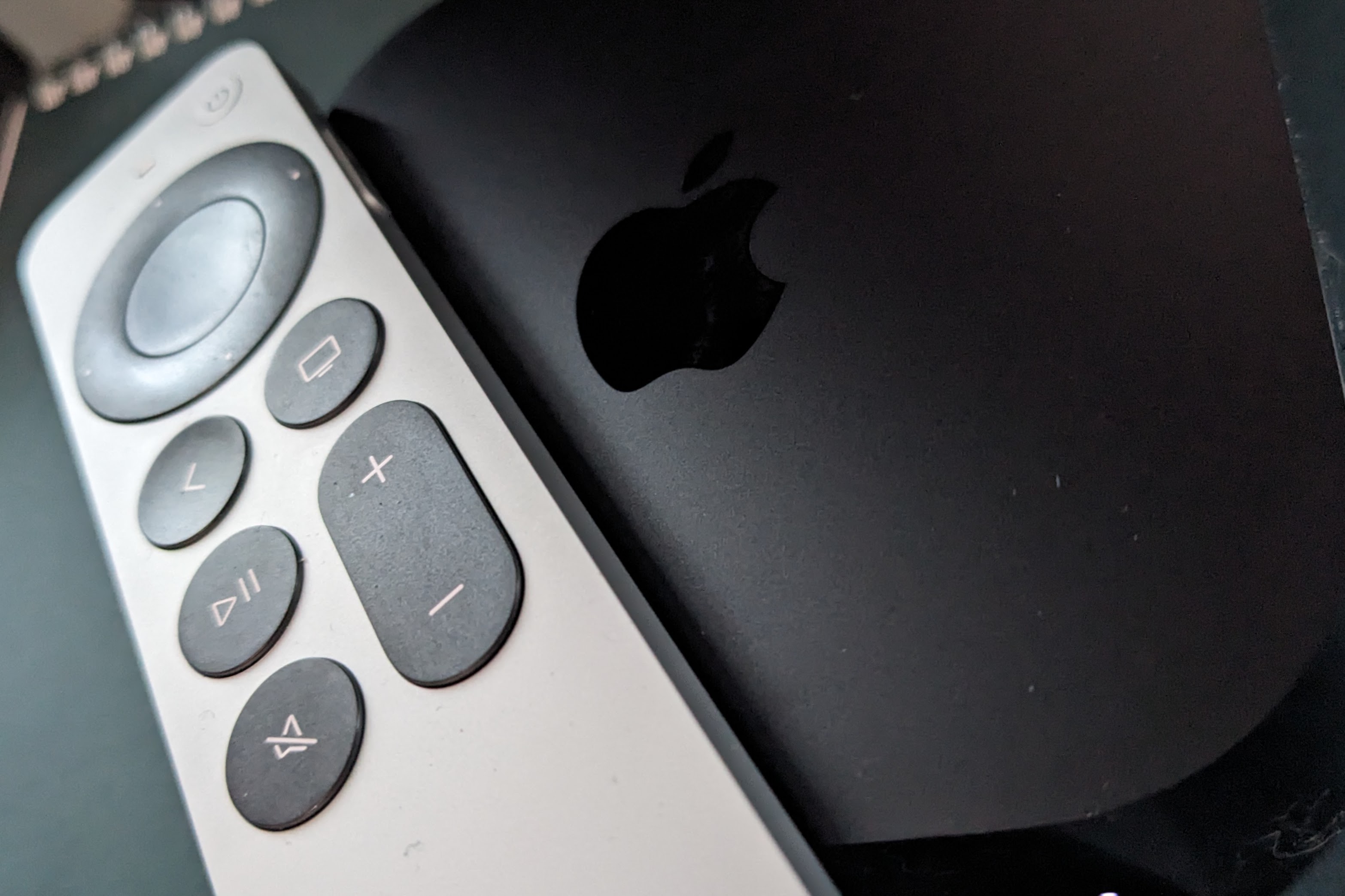 Пульт Apple находится на Apple TV 4k.