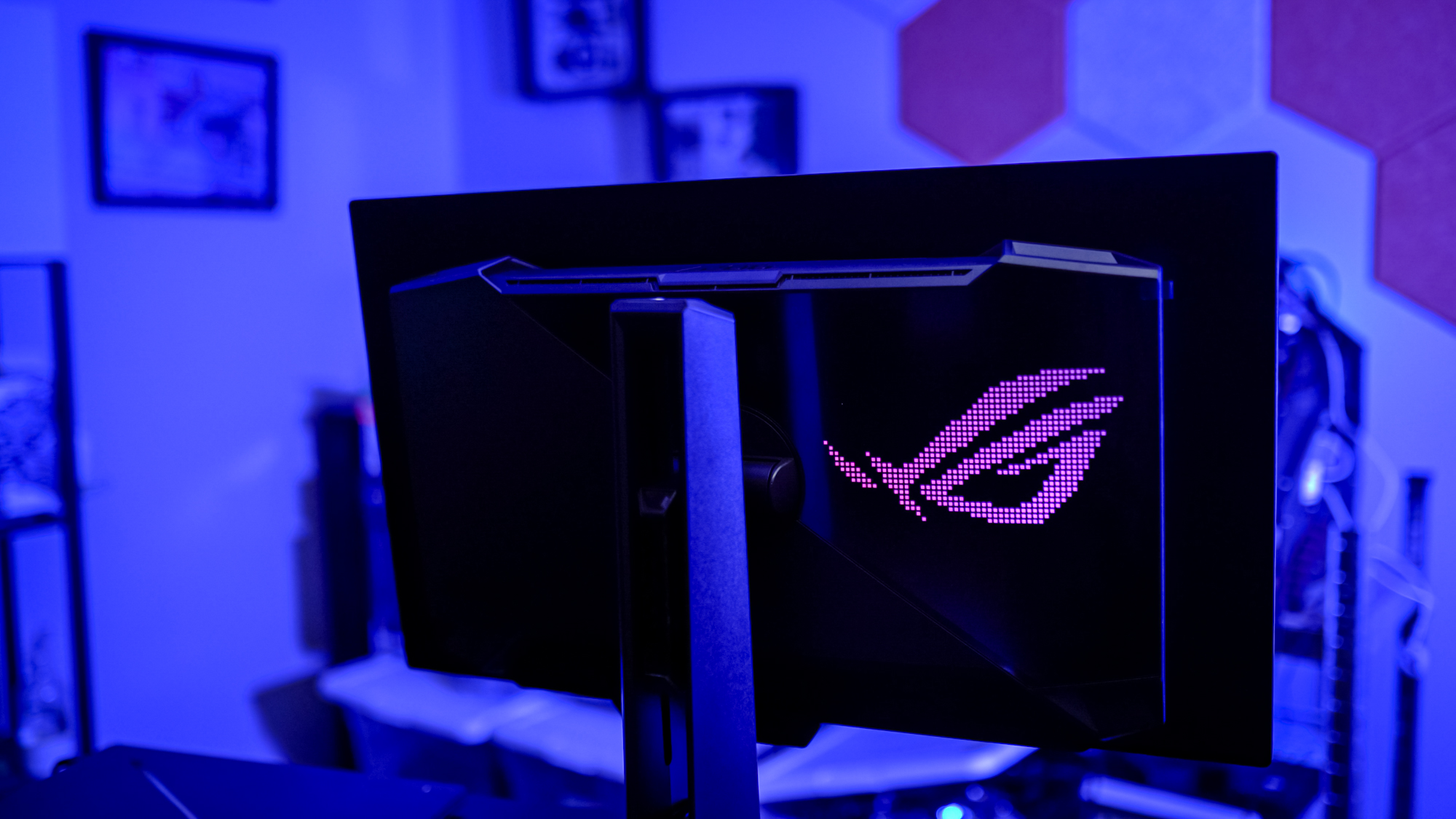 Le logo ROG sur l'Asus ROG Swift PG27UCDM.