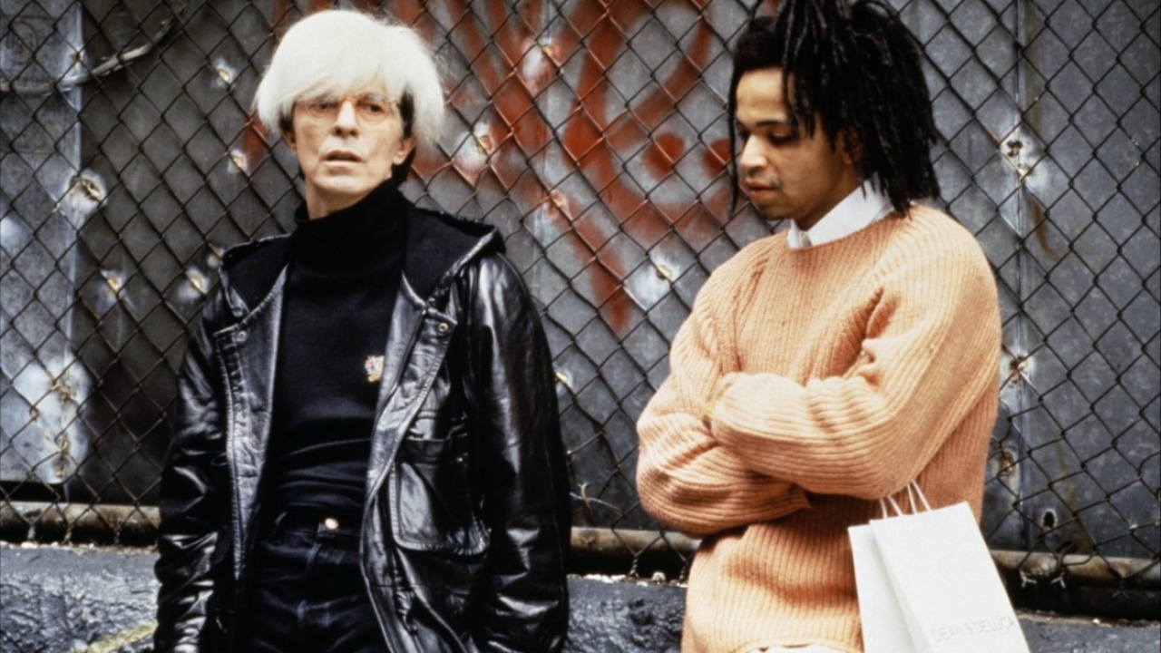 Dois homens estão do lado de fora em Basquiat.