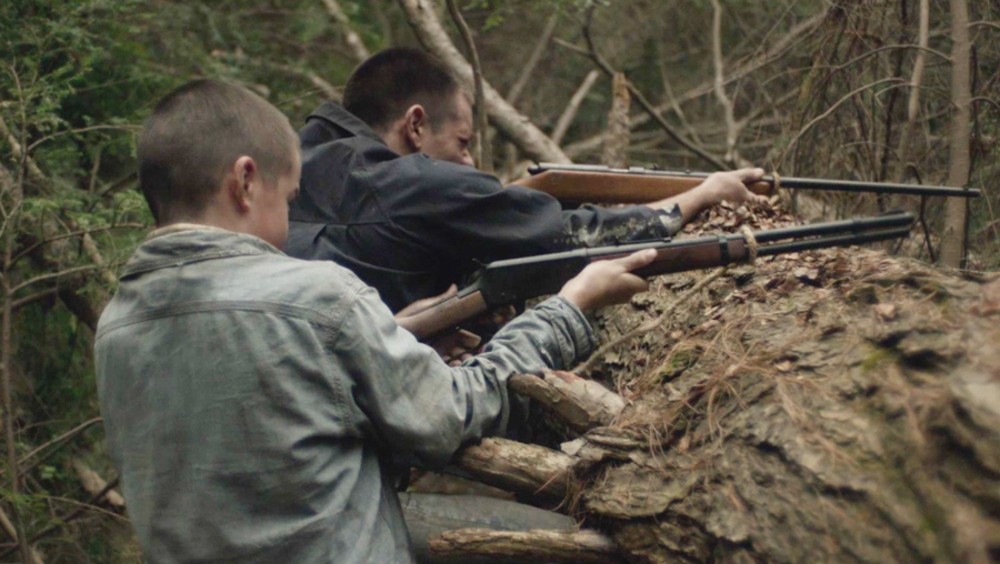 Dos hermanos apuntan con sus armas a Brothers.