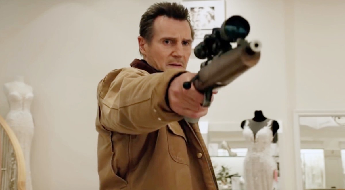 Um homem aponta uma arma em Cold Pursuit.