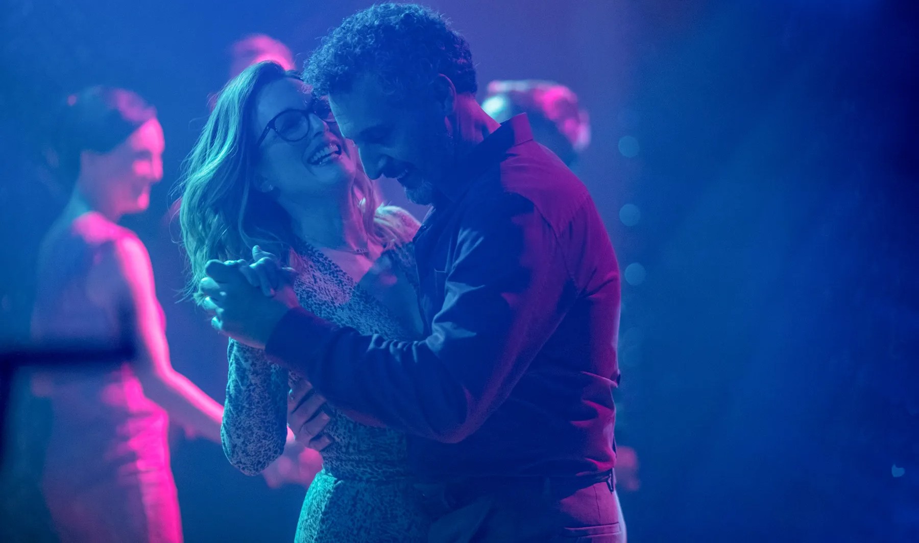 Un hombre y una mujer bailan en Gloria Bell.