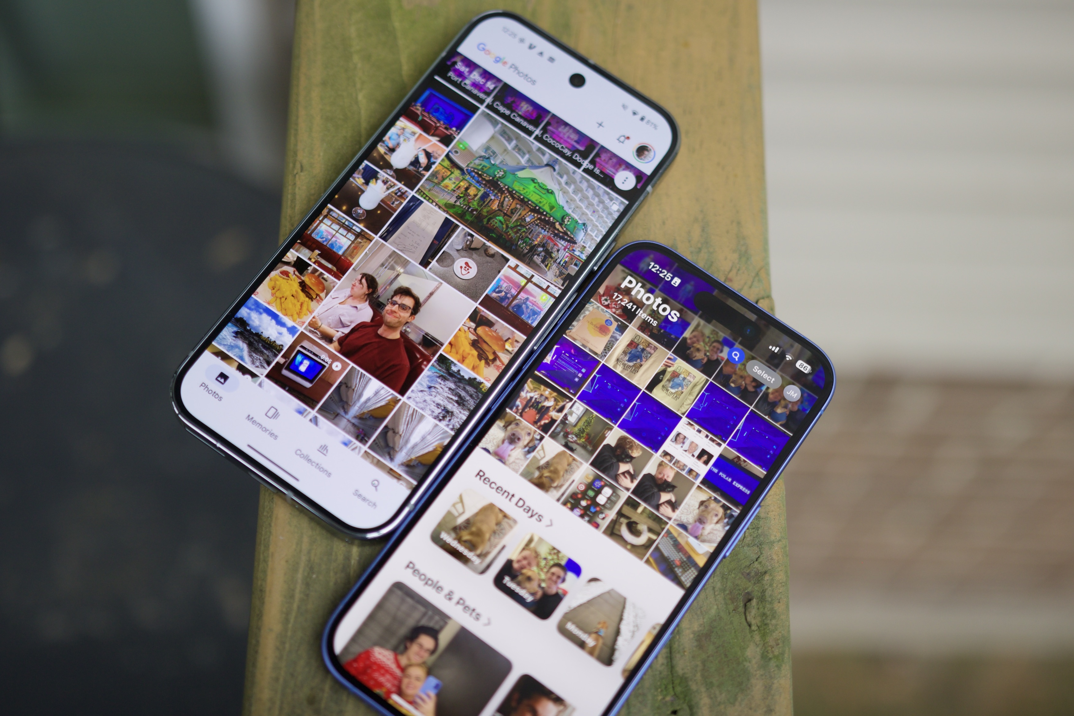 Deux téléphones côte à côte, l'un exécutant Google Photos et l'autre exécutant Apple Photos.