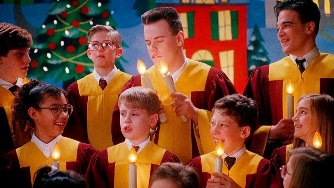 Des enfants chantent dans une chorale dans Home Alone 2 : Lost in New York.