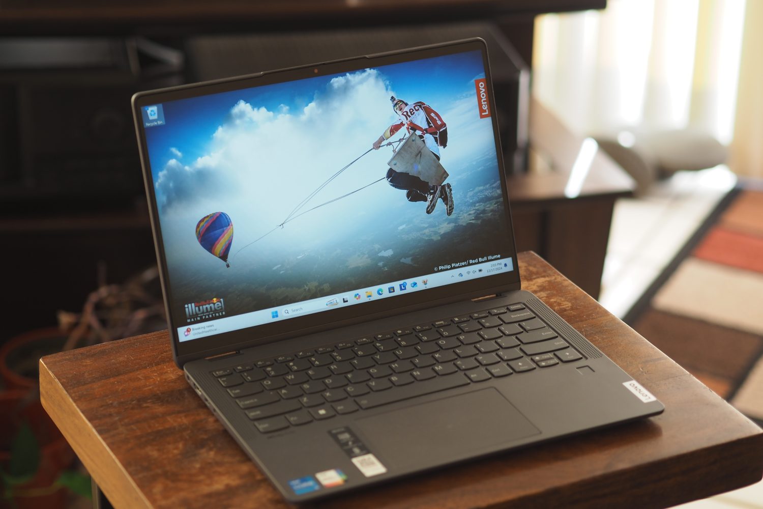 Lenovo IdeaPad Flex 5i, вид спереди под углом, показывающий дисплей и клавиатуру.