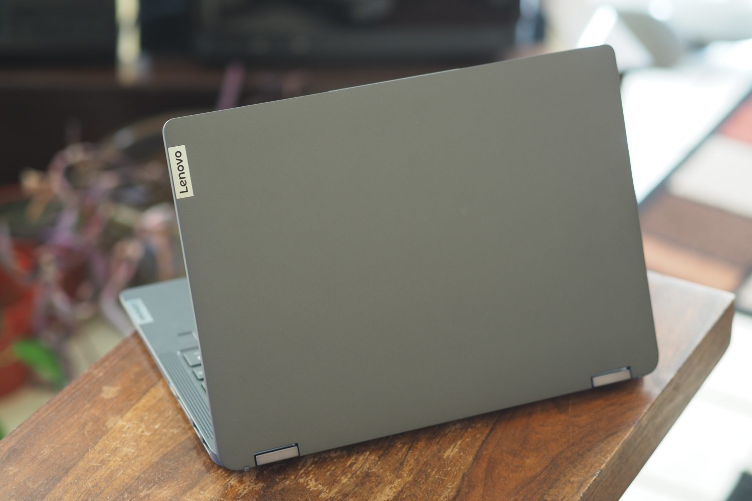 Rückansicht des Lenovo IdeaPad Flex 5i mit Deckel und Logo.