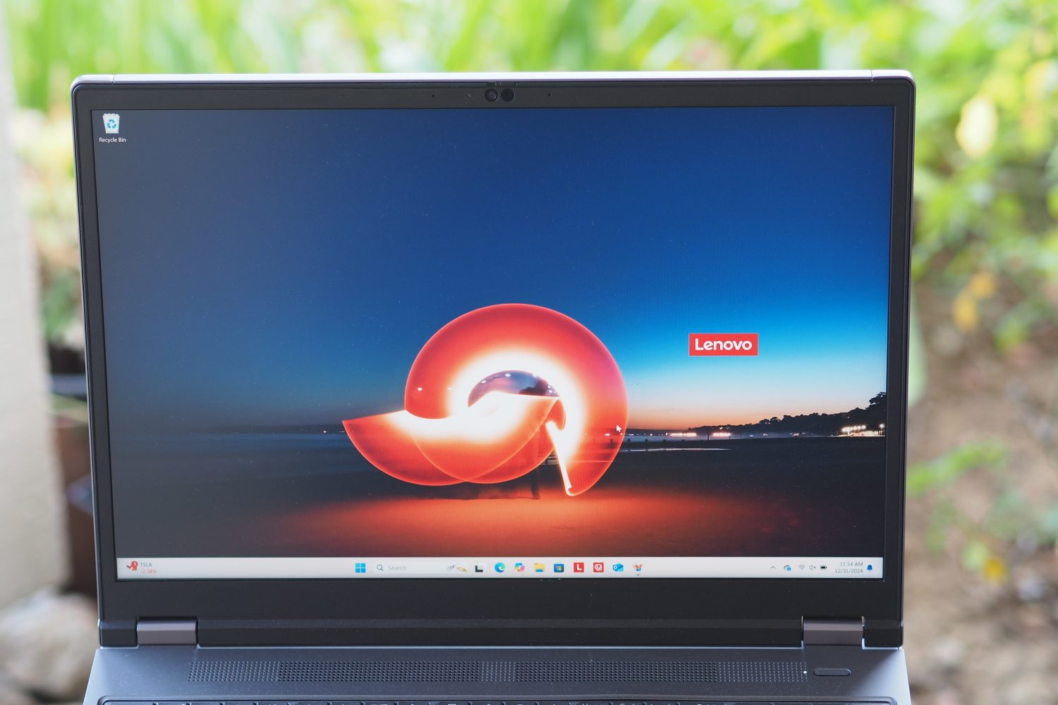 Lenovo ThinkPad P16 Gen 2, вид спереди с дисплеем.