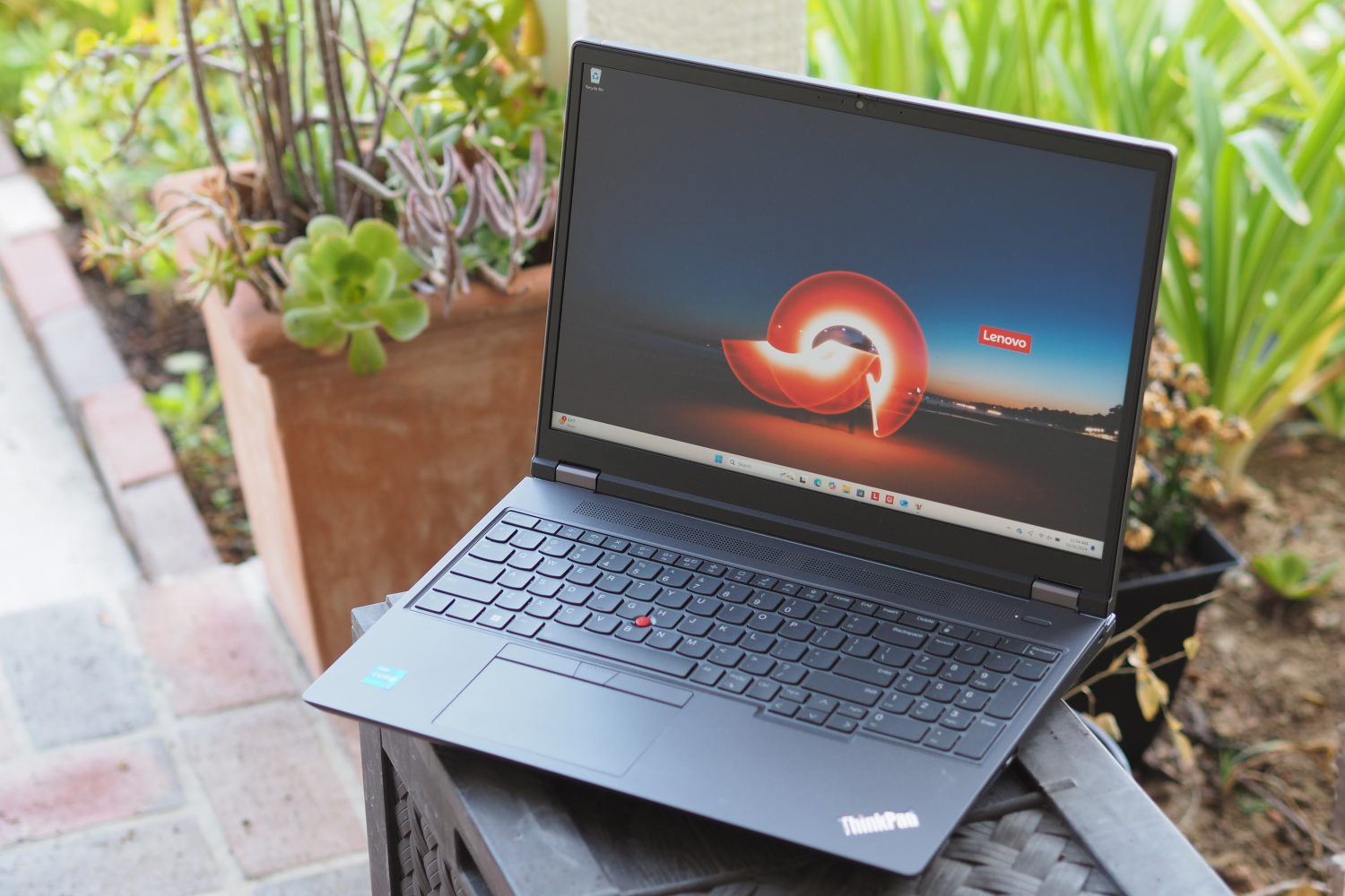 Lenovo ThinkPad P16 Gen 2, вид спереди под углом: дисплей и клавиатура.