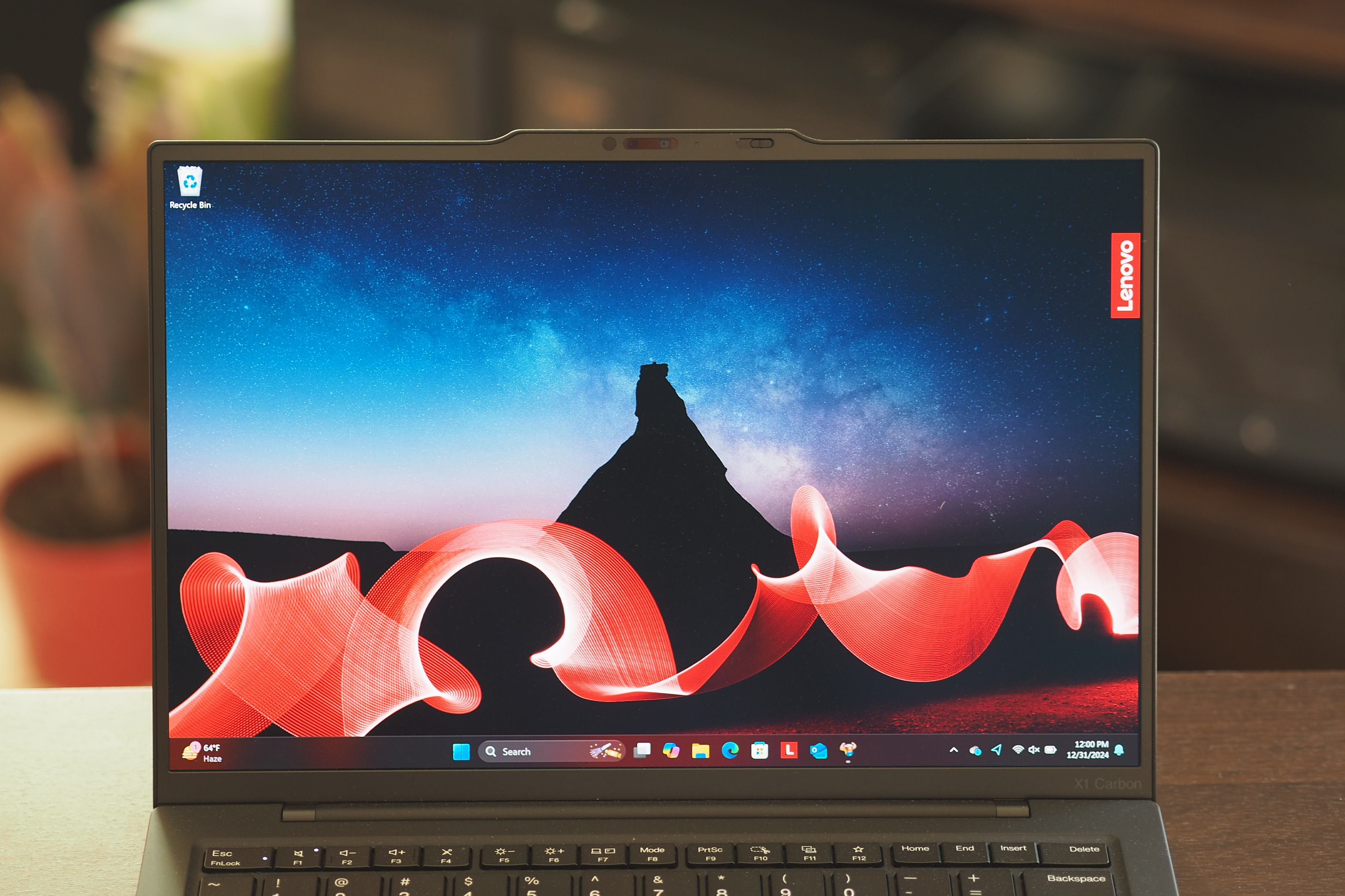 Lenovo ThinkPad X1 Carbon Gen 13, вид спереди с дисплеем.