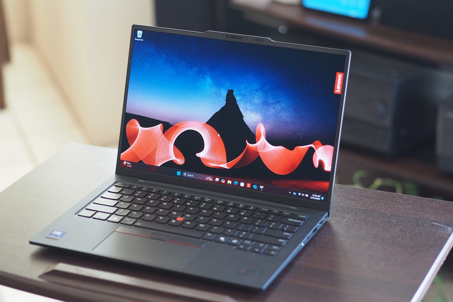 Lenovo ThinkPad X1 Carbon Gen 13, вид спереди под углом, показывающий дисплей и клавиатуру.