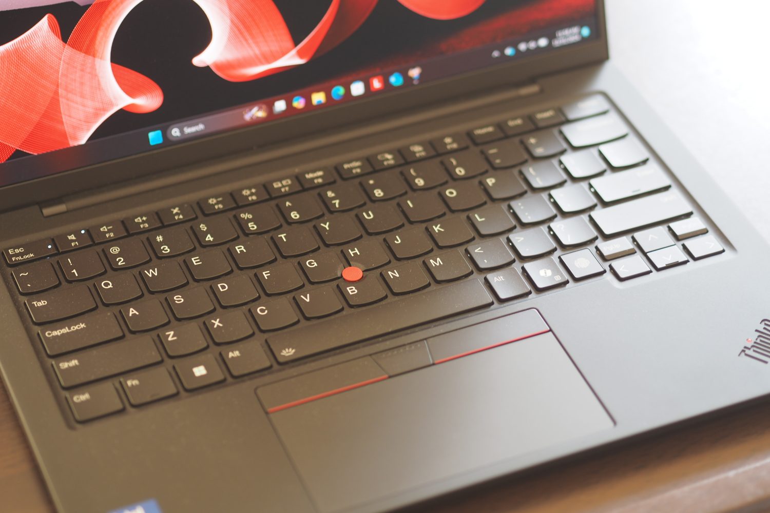 Lenovo ThinkPad X1 Carbon Gen 13 Ansicht von oben nach unten mit Tastatur.