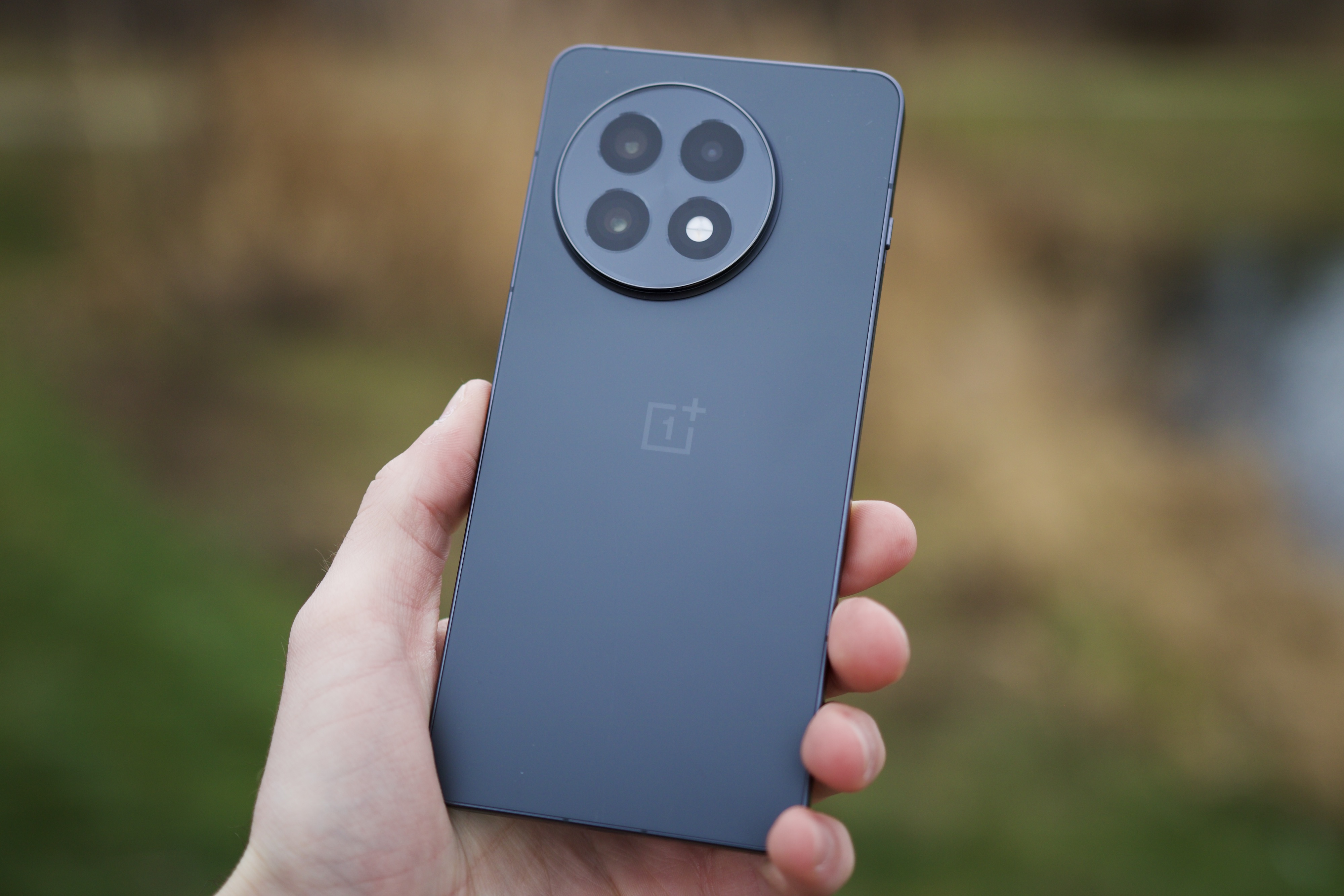 Quelqu’un tenant le OnePlus 13R, montrant l’arrière du téléphone.