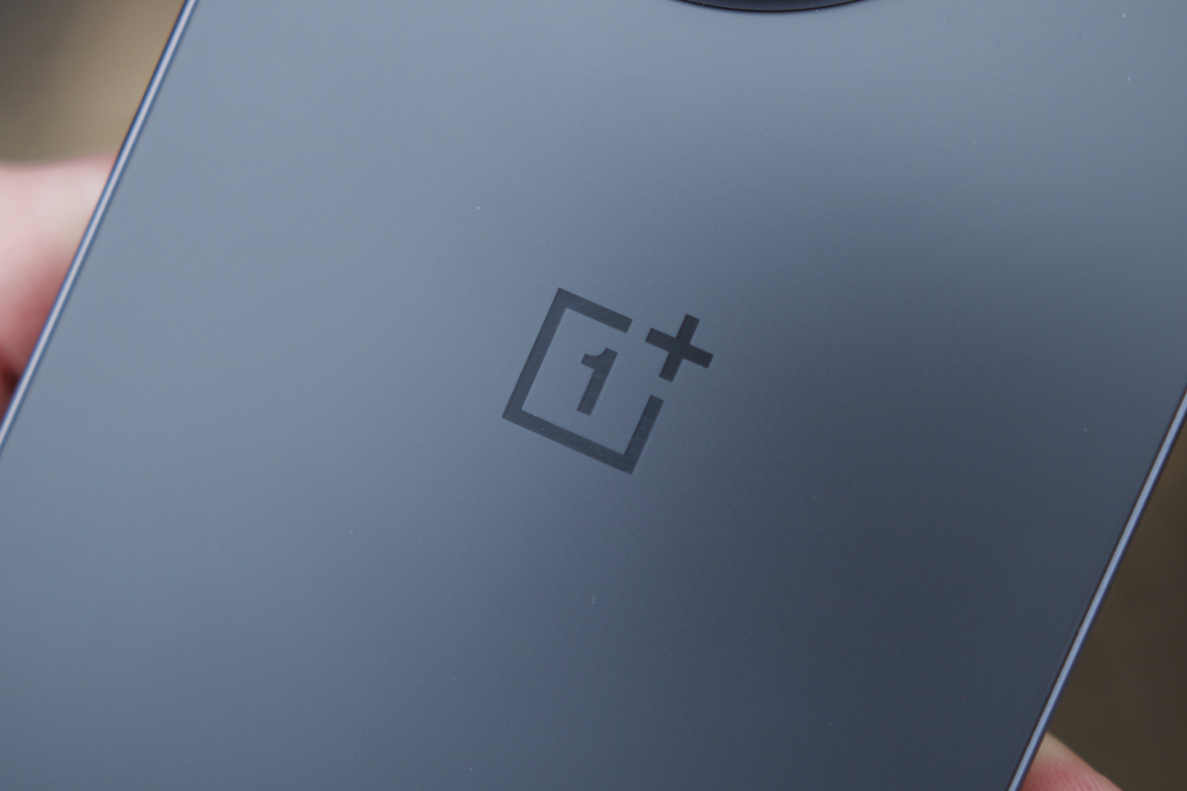 Close do logotipo OnePlus no OnePlus 13R.