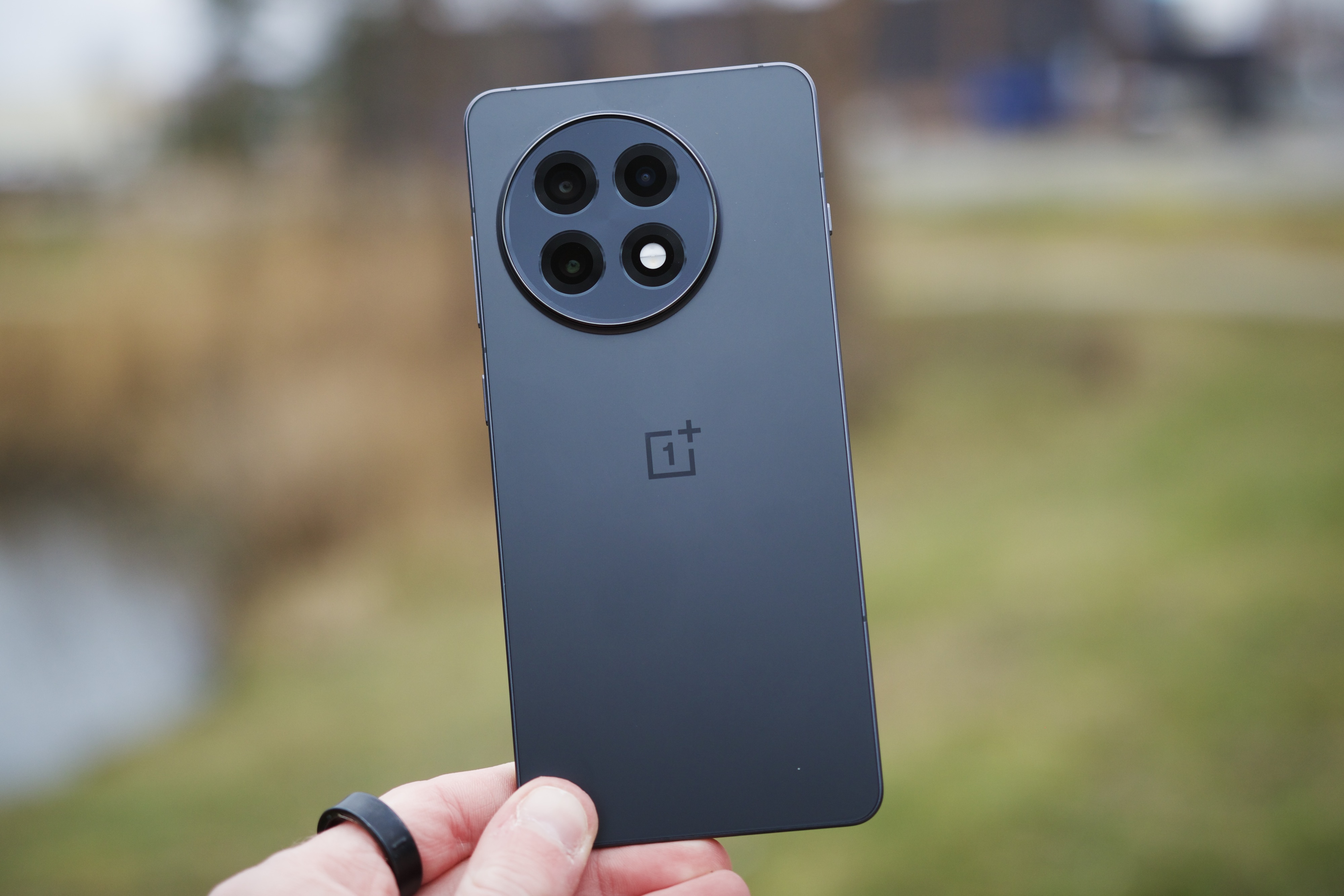 Quelqu’un tenant le OnePlus 13R, montrant l’arrière du téléphone.