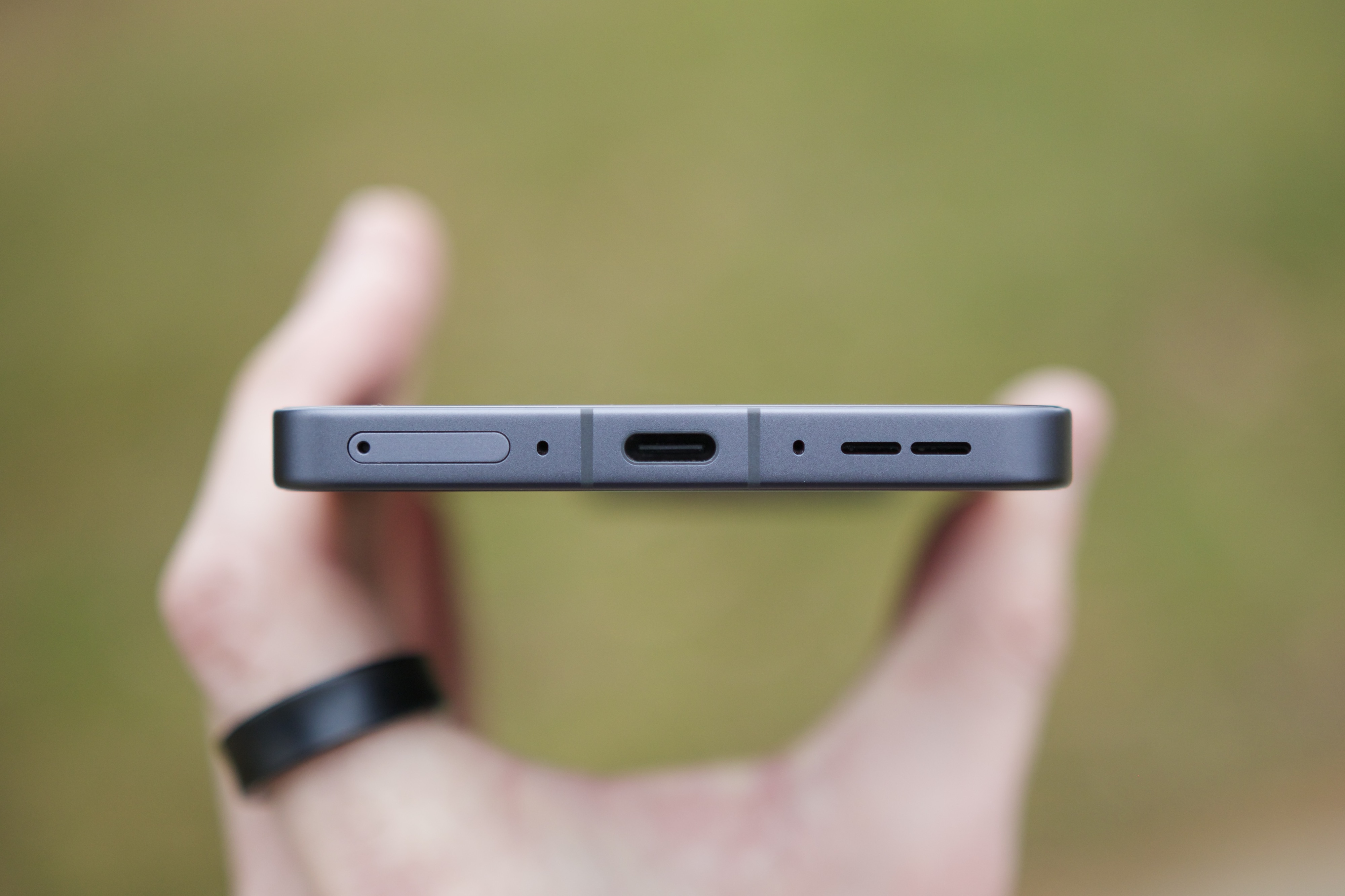 A porta USB-C no OnePlus 13R.