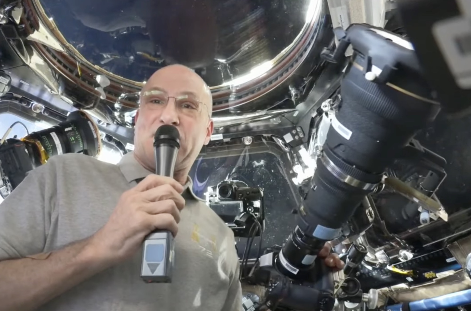 NASA-Astronaut Don Pettit bespricht seine Fotografie von Bord der ISS.