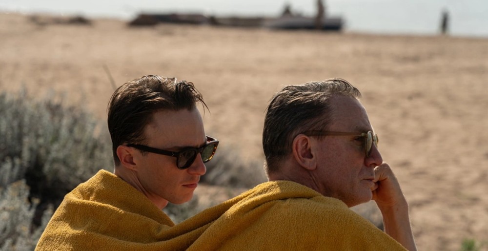 Deux hommes sont assis sur une plage de Queer.