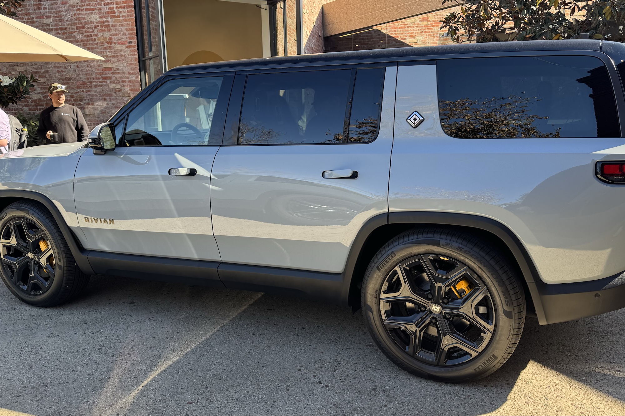 Un vehículo eléctrico Rivian R1S.