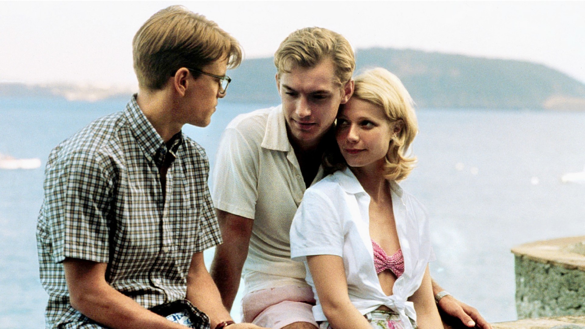 Um homem olha para um casal em The Talented Mr. Ripley.