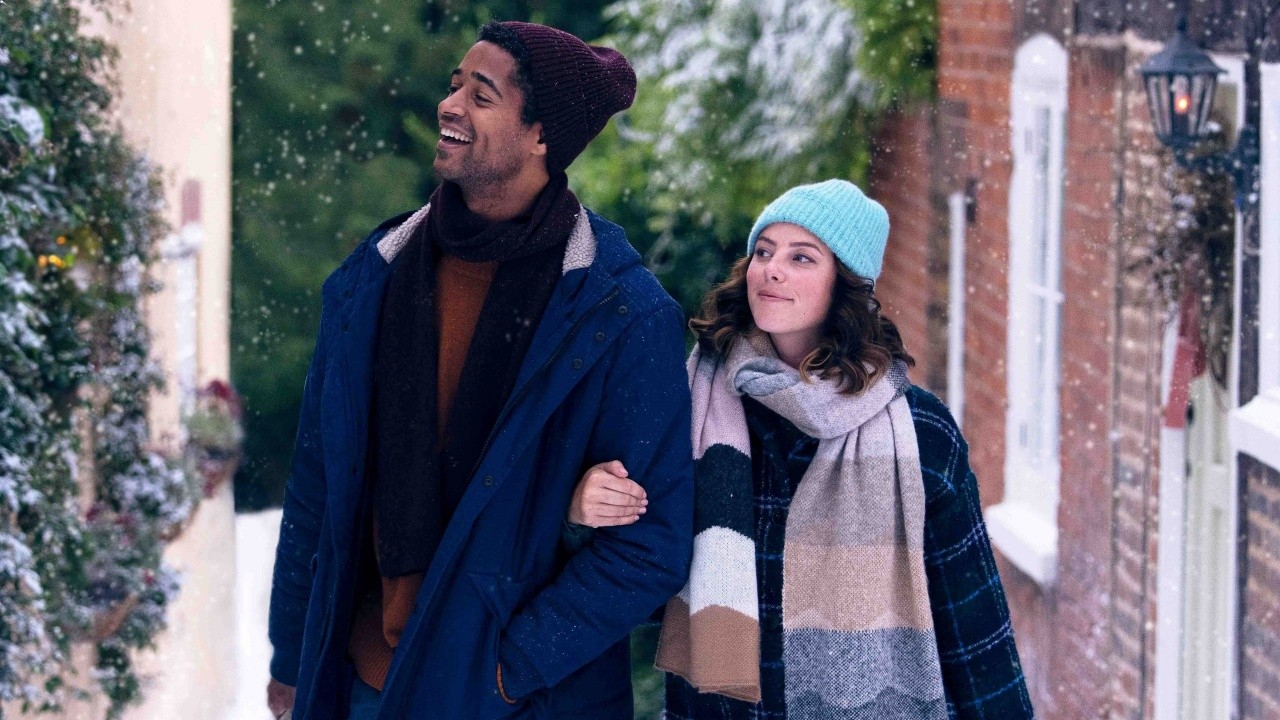 Un couple marche dans la neige dans This is Christmas.